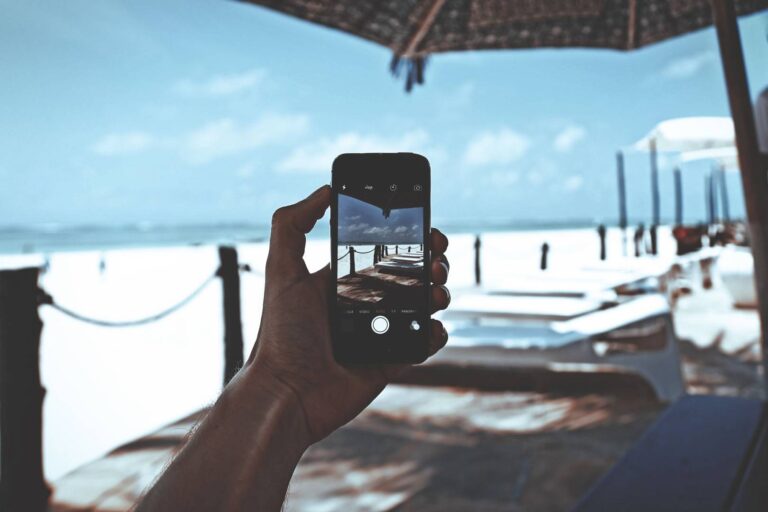 Telefon na wakacjach za granicą. Jak działa roaming i która sieć ma najlepszy?